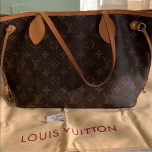 Authentic Louis Vuitton never full tote. Size PM